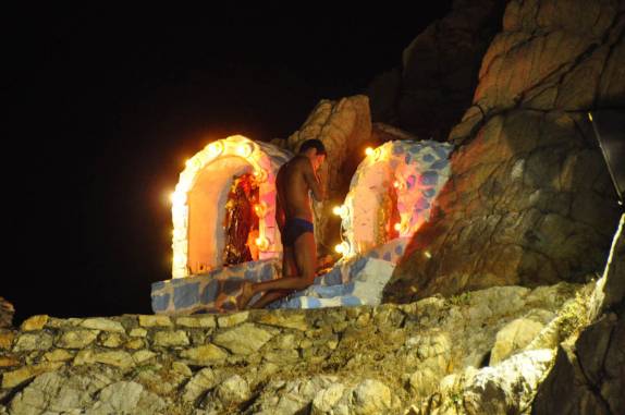 Oração antes do salto de 34 metros de La Quebrada, em Acapulco, no México